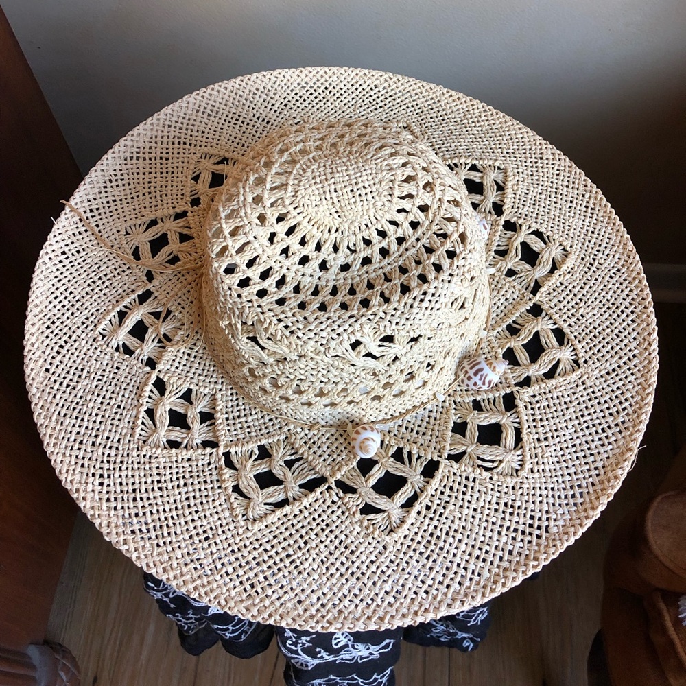 Straw Hat with Shells - Picture 4 of 11